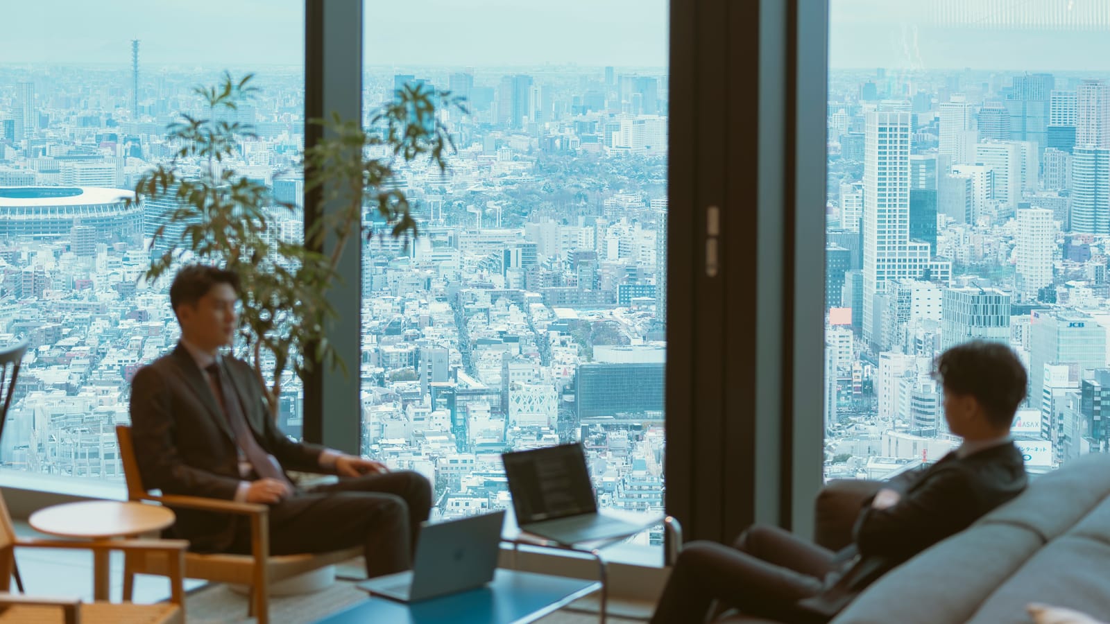 Cypher One株式会社の代表・副代表が渋谷のオフィスで対話する様子
